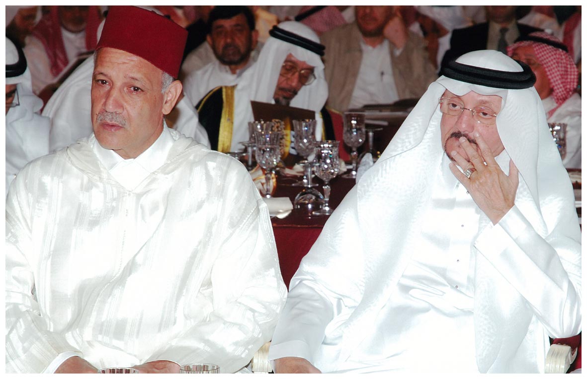 صورة 1026: الدكتور هاشم عبده هاشم، () وفي الخلف الأستاذ حمزة إبراهيم فودة 