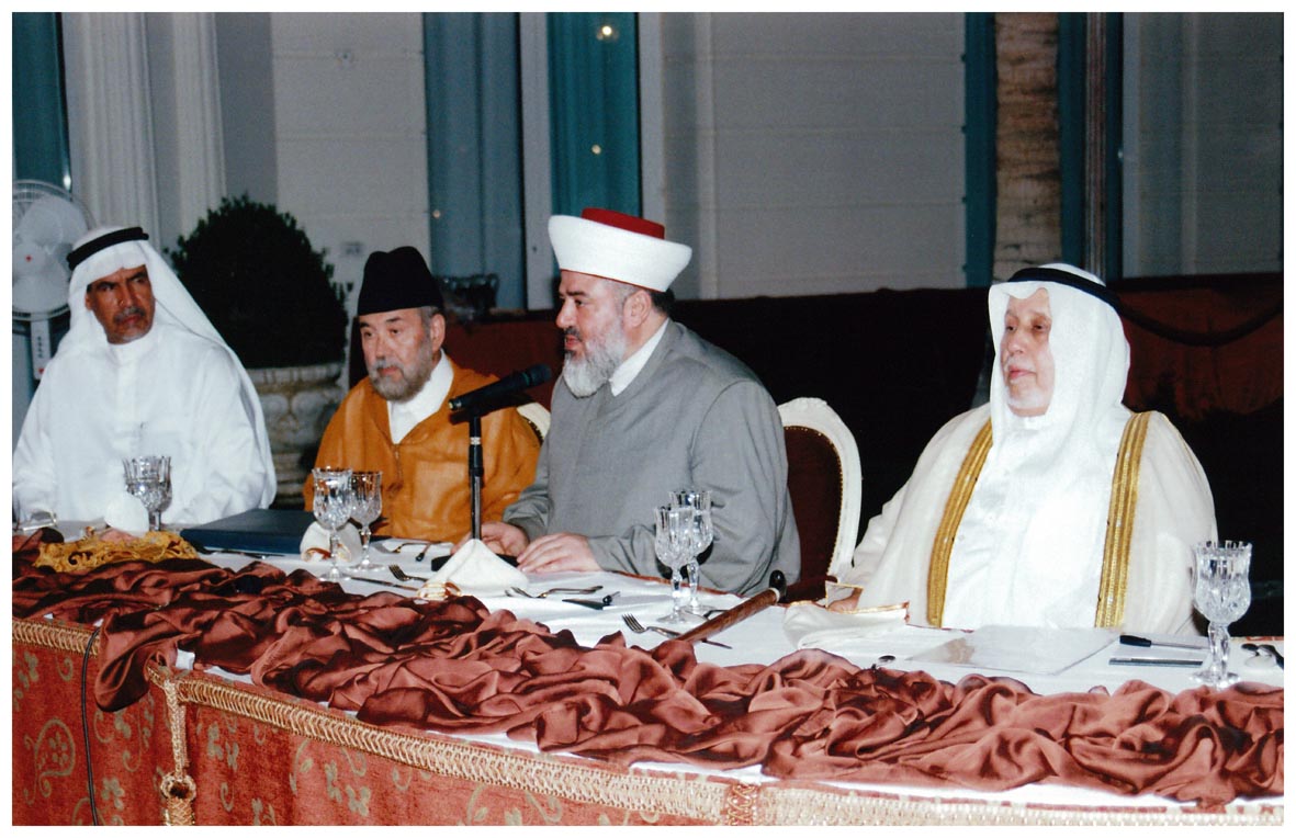 صورة 1131: معالي الدكتور محمد عبده يماني، ()، الدكتور حسن الوراكلي، حسين عاتق الغريبي 