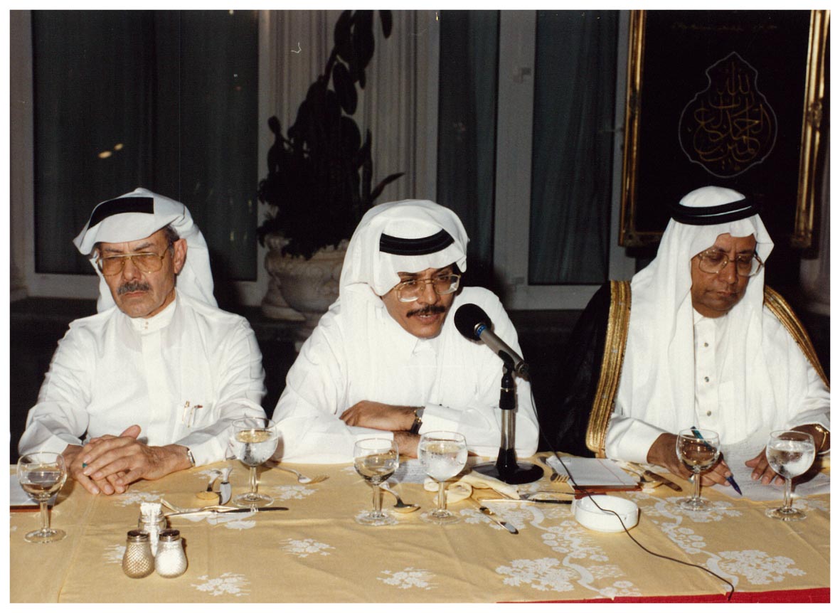 صورة 12145: الأستاذ حسن عبد الله القرشي، الدكتور سعد العرابي الحارثي، الأستاذ عبد الفتاح أبو مدين 