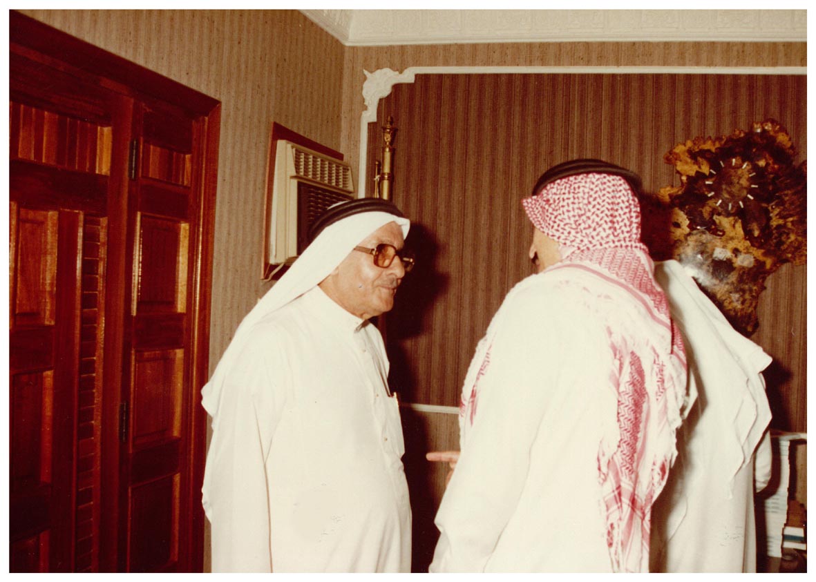 صورة 13521: الشيخ عبد المقصود خوجه في حديث مع الأستاذ حسن قزاز 