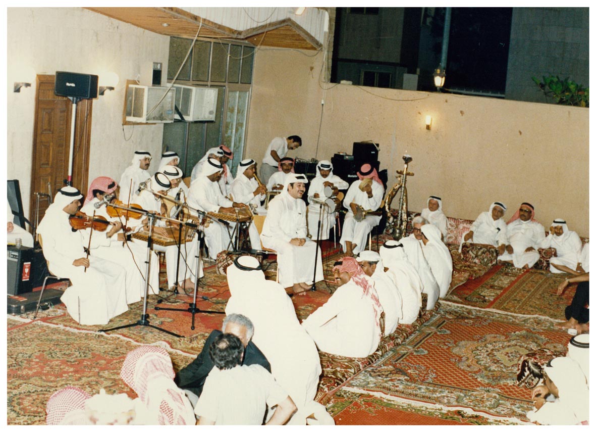 صورة 14066: الفنان محمد أمان، والفرقة الموسيقية، وبعض الحضور 