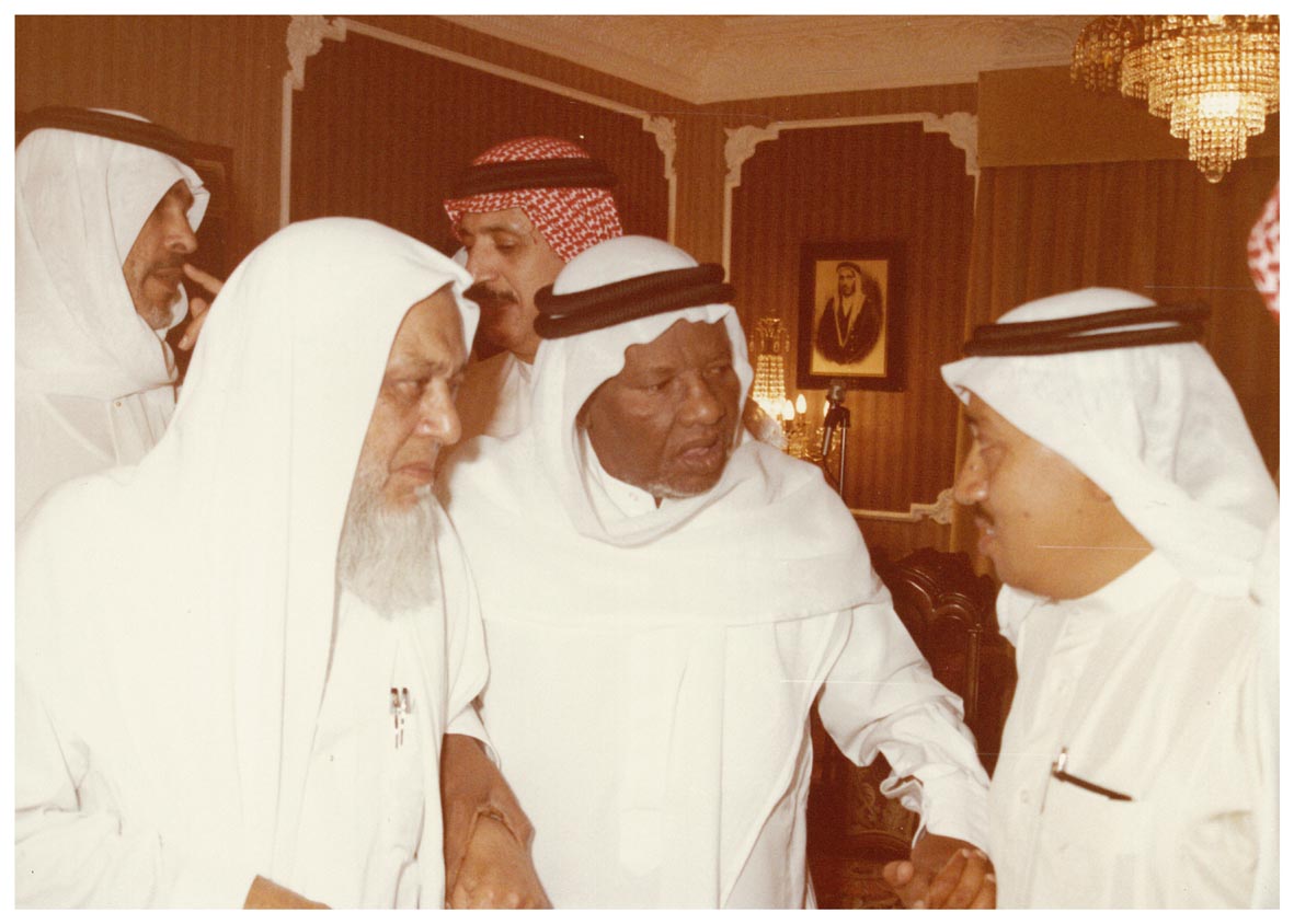 صورة 14521: ()، فالأستاذ طاهر زمخشري، فالشيخ محمود حافظ، وخلفهم الشيخ عبد المقصود خوجه 