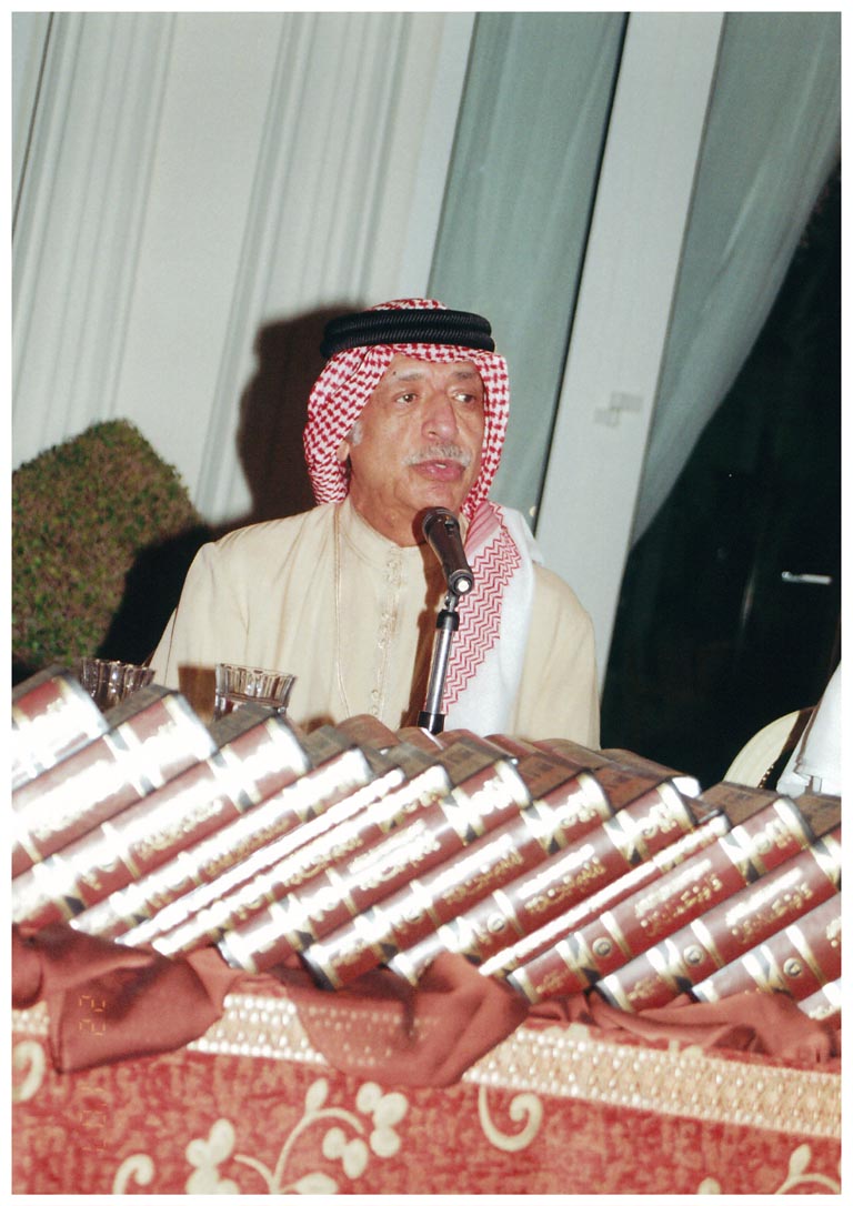 صورة 151: سعادة الشيخ عبد المقصود محمد سعيد خوجه يتحدث من المنصة الرئيسية 