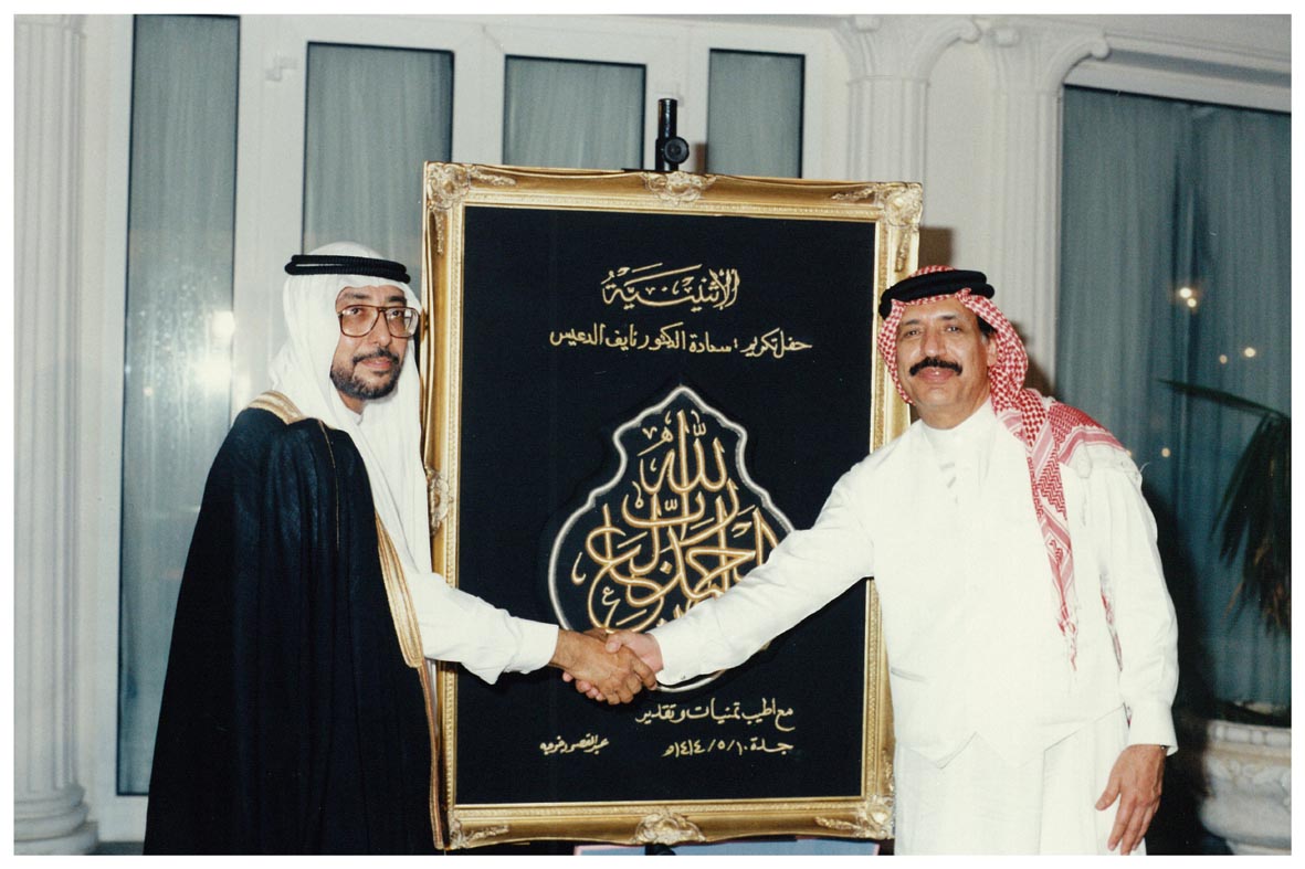 صورة 16554: الشيخ عبد المقصود خوجه يقدم لوحة الاثنينية للمحتفى به الدكتور نايف بن هاشم الدعيس 