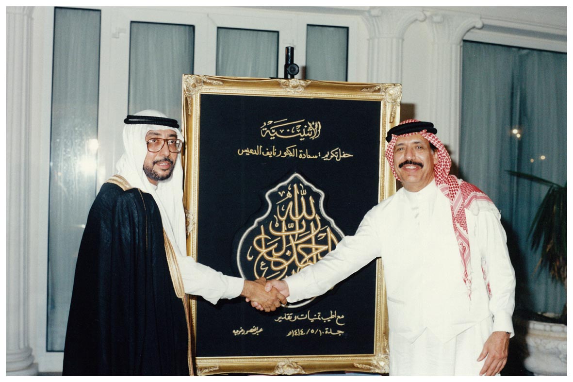 صورة 16555: الشيخ عبد المقصود خوجه يقدم لوحة الاثنينية للمحتفى به الدكتور نايف بن هاشم الدعيس 