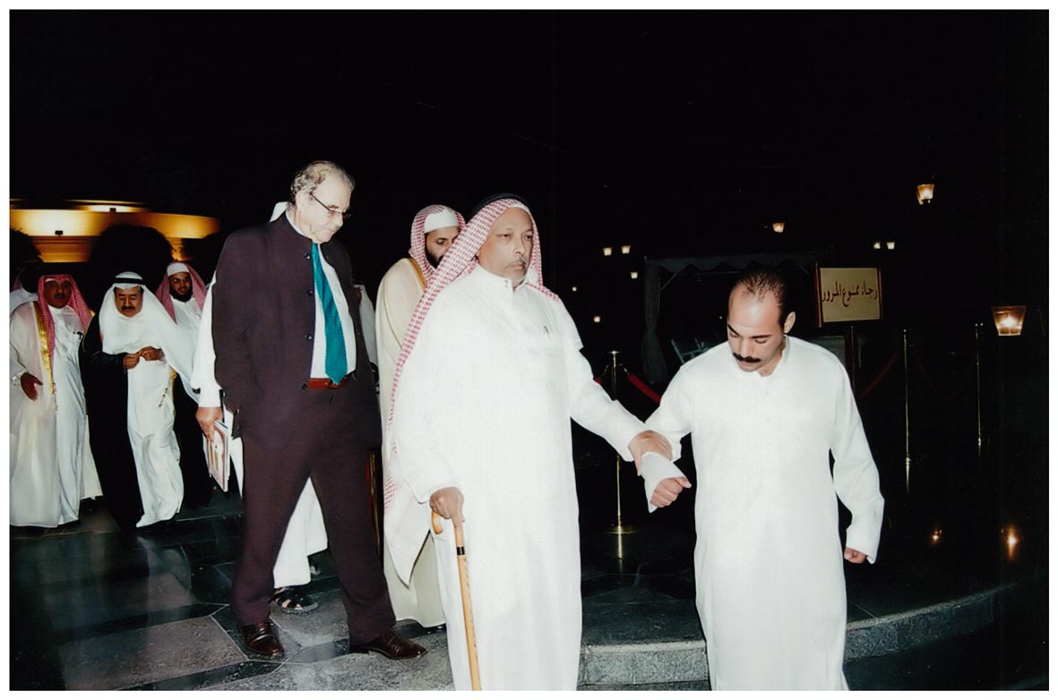 صورة 16743: أحد الحضور يقود الأستاذ عثمان مليباري وخلفه الشيخ محمد الموجان () 