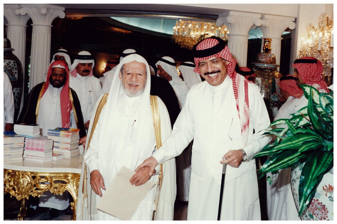 صورة 16801: الشيخ عبد المقصود خوجه وفضيلة الشيخ مناع خليل القطان وجمع من الحضور في طريقهم إلى مقر الحفل 