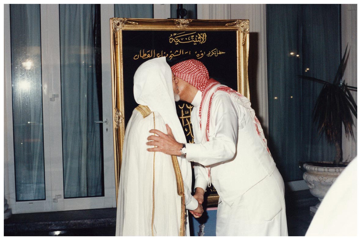 صورة 16824: الشيخ عبد المقصود خوجه يقبل فضيلة الشيخ مناع خليل القطان 