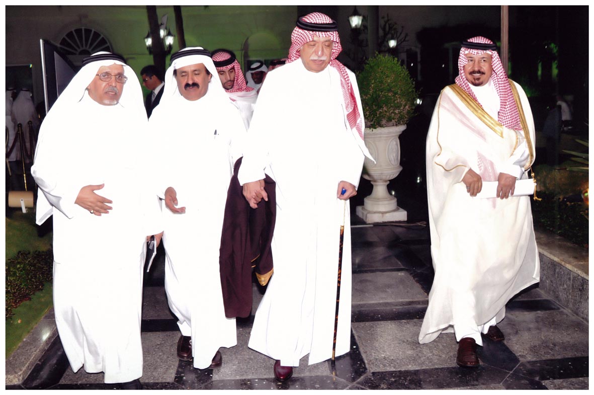صورة 17609: معالي الدكتور محمد سعيد القحطاني، الشيخ عبد المقصود خوجه، الأستاذ عبد الله محمد الناصر، () 