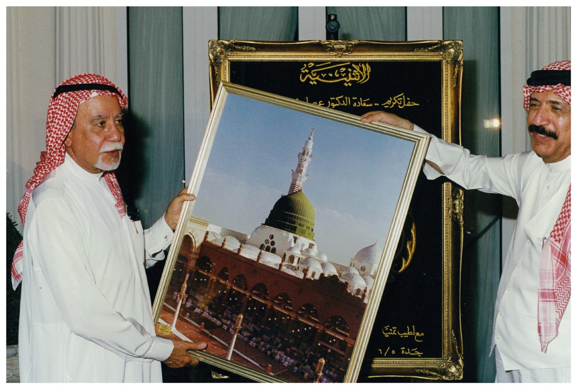 صورة 19716: الشيخ عبد المقصود خوجه يسلم لوحة الحرم المدني للمحتفى به د. عصام خوقير 