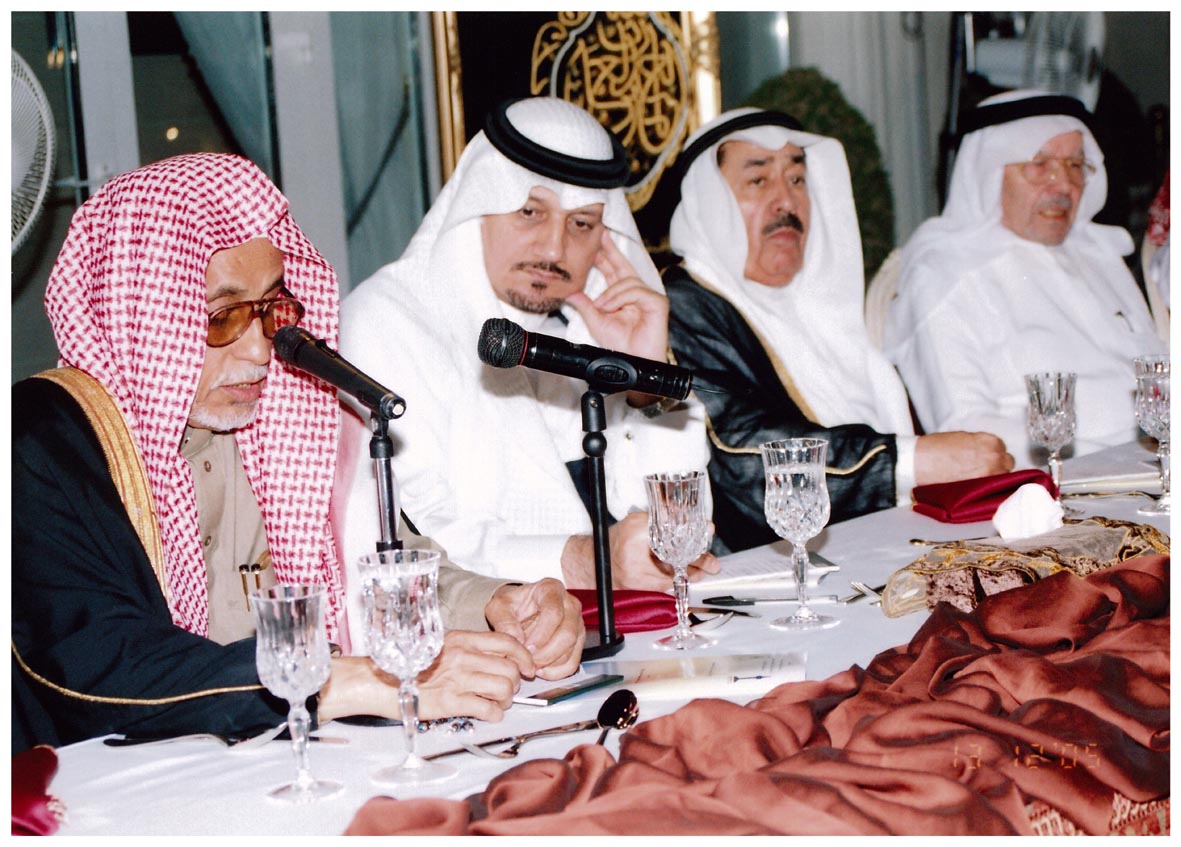 صورة 1990: الأستاذ عبد الفتاح أبو مدين، معالي أ. د. رضا عبيد، د. عبد العزيز الصويغ، أ. د. حسن الهويمل 