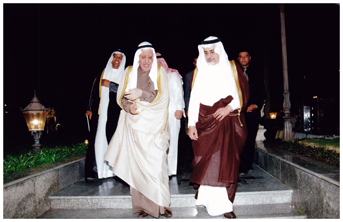 صورة 208: معالي الدكتور سهيل قاضي، ثم الدكتور عبد اللطيف كانو، وفي الخلف ( الماس) 