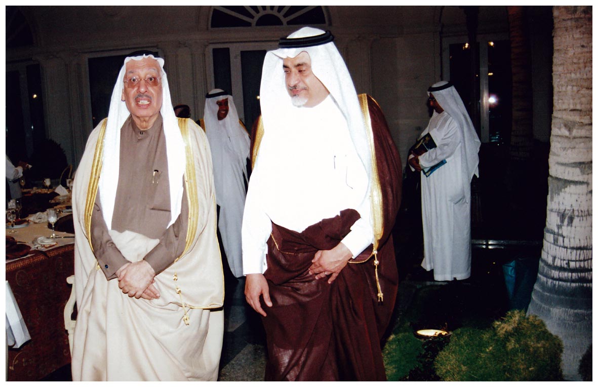 صورة 209: معالي الدكتور سهيل قاضي، ثم الدكتور عبد اللطيف كانو، وخلفهما ( الماس) 