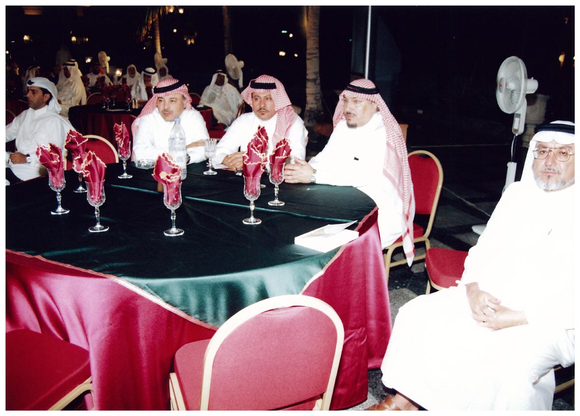 صورة 2152: الطاولة تضم المهندس محمد سعيد خوجه فالأستاذ أحمد المغربي فالأستاذ حسين أبو راشد 