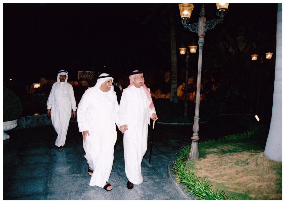 صورة 2363: معالي الشيخ عبد المقصود خوجه، سعادة أ. د. عبد الله يوسف الغنيم، حسين الغريبي 