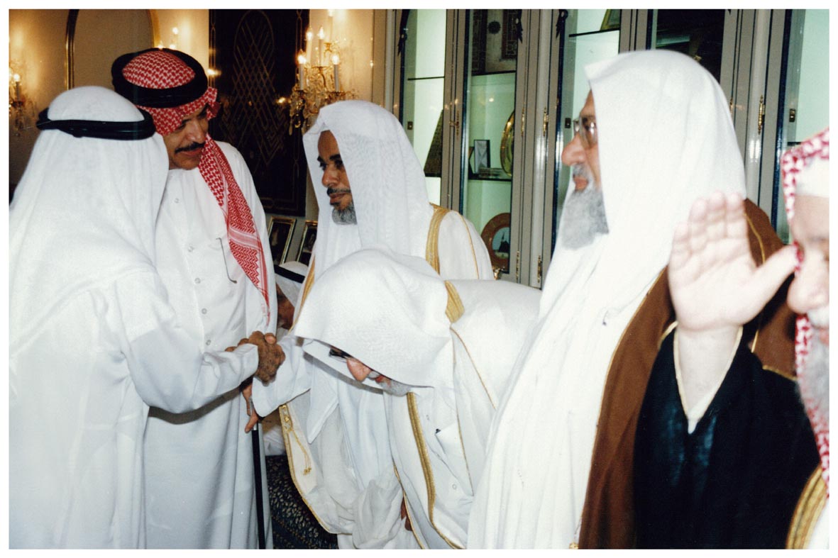 صورة 24156: الشيخ زهير الشاويش وبعض الحضور مع الشيخ عبد المقصود خوجه 