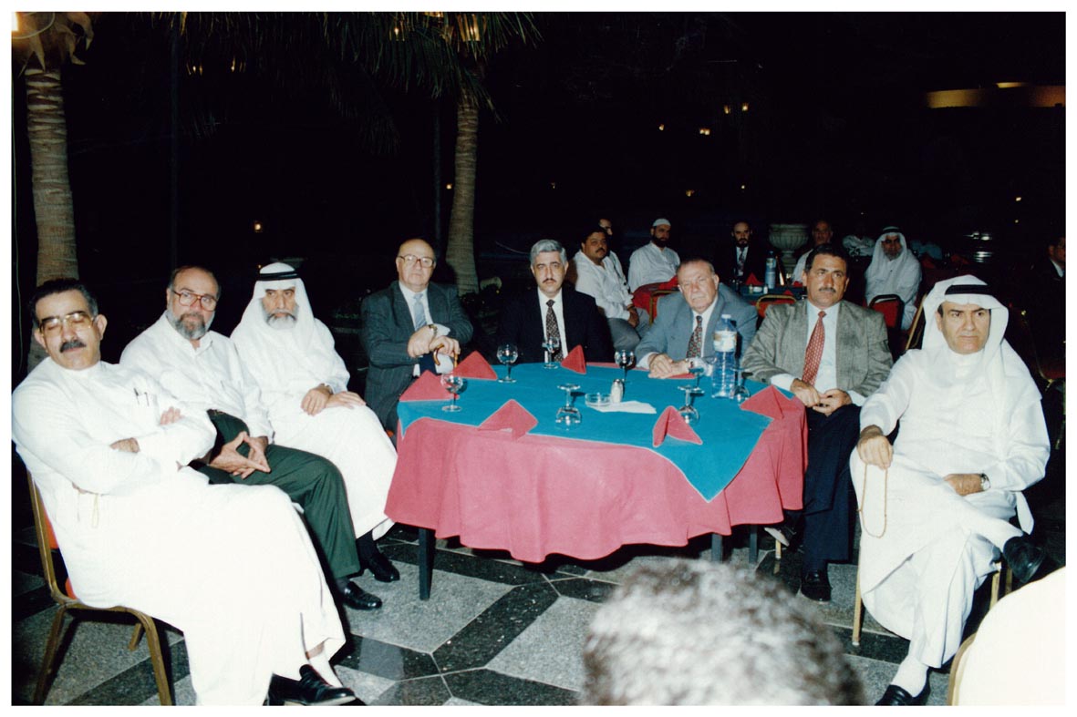 صورة 24200: مجموعة من الحضور يتوسطهم الأستاذ الدكتور حسان شمسي باشا 