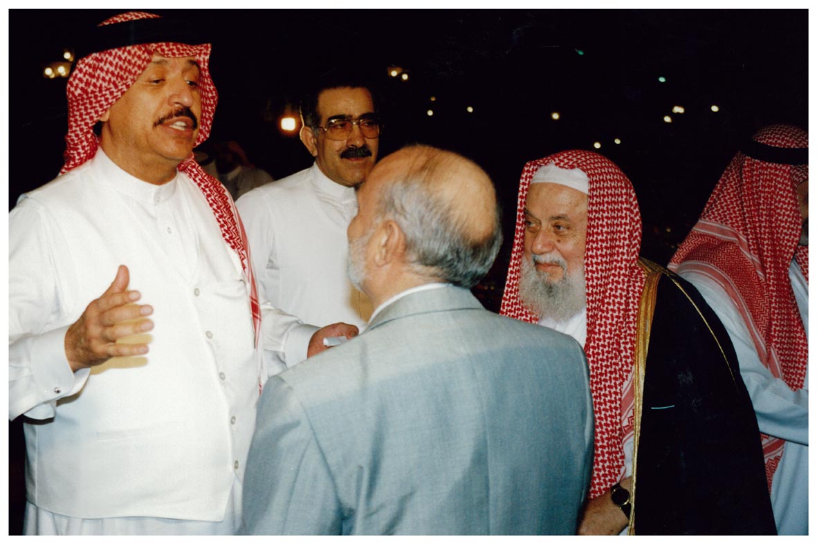 صورة 24207: الشيخ عبد المقصود خوجه في لقاء جانبي مع بعض الحضور 