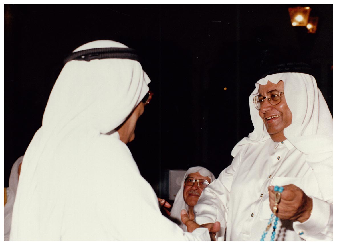 صورة 25696: السفير الأستاذ حسن عبد الله القرشي فالدكتور منصور الحازمي وفي الخلف الدكتور صلاح الدين المنجد 