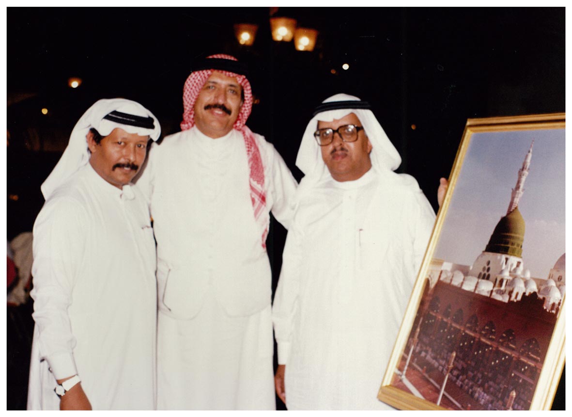 صورة 25723: د. عبد الرحمن الطيب الأنصاري، الشيخ عبد المقصود خوجه، الفنان خالد خضر 