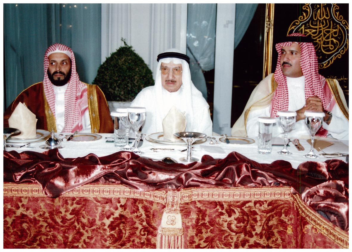 صورة 2595: صاحب السمو الملكي الأمير فيصل بن سلمان، معالي الشيخ محمد العوضي، الشيخ محمد الموجان 
