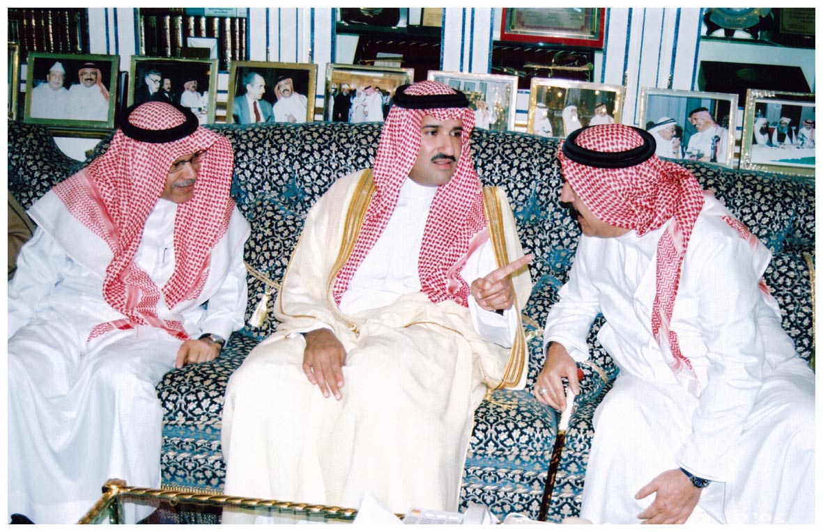 صورة 2622: معالي الشيخ عبد المقصود خوجه، صاحب السمو الملكي الأمير فيصل بن سلمان، () 