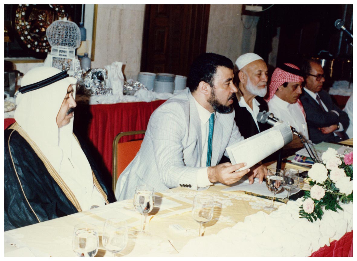 صورة 26242: ()، الأستاذ عبد الله الشهيل، الداعية الإسلامي أحمد ديدات، ()، الأستاذ الدكتور رضا عبيد 