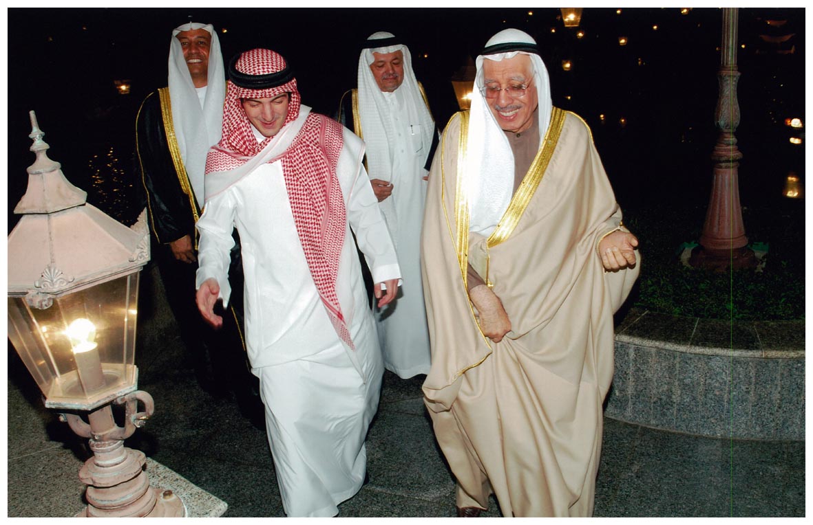 صورة 270: الدكتور عبد اللطيف جاسم كانو فالأستاذ إباء خوجه وخلفهما () 