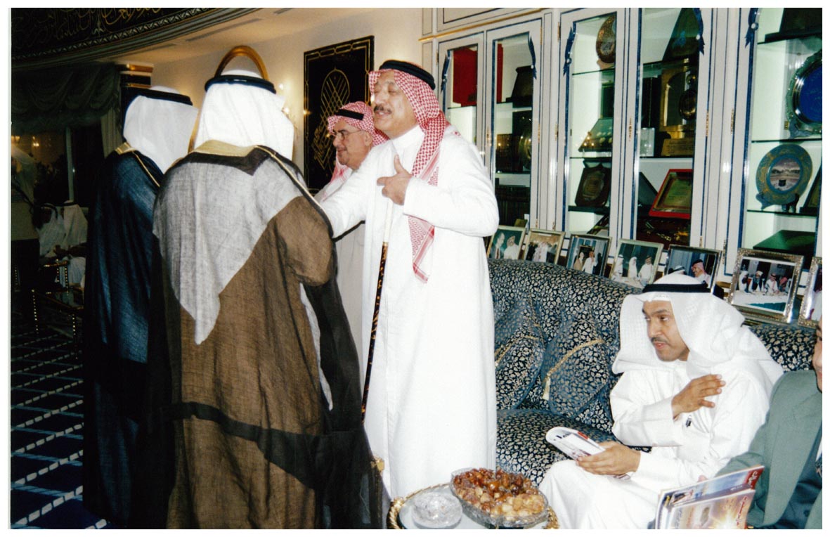 صورة 3409: القنصل الكويتي علي إبراهيم النخيلان، الشيخ عبد المقصود خوجه، أ. د. محمد غانم الرميحي 
