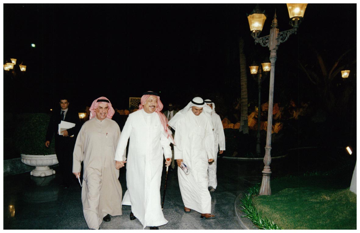 صورة 3420: القنصل الكويتي علي إبراهيم النخيلان، الشيخ عبد المقصود خوجه، أ. د. محمد غانم الرميحي 