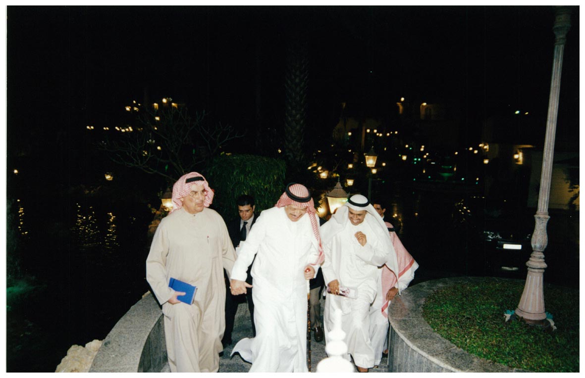 صورة 3421: القنصل الكويتي علي إبراهيم النخيلان، الشيخ عبد المقصود خوجه، أ. د. محمد غانم الرميحي 