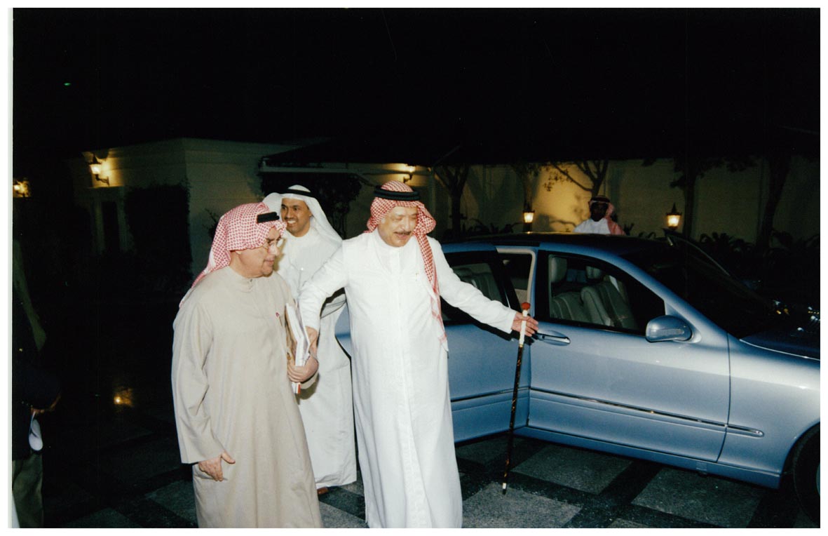 صورة 3422: الشيخ عبد المقصود خوجه، أ. د. محمد غانم الرميحي، القنصل الكويتي علي إبراهيم النخيلان 