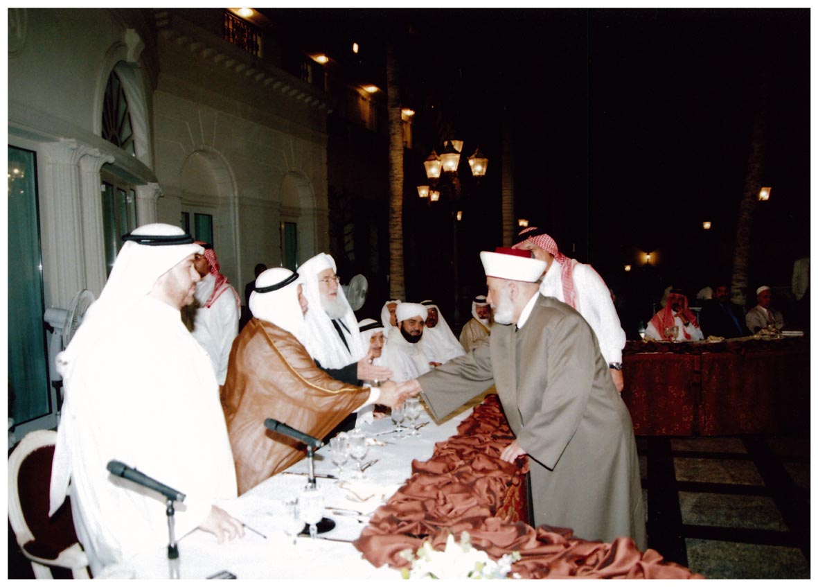 صورة 3745: الشيخ محمد علي الجوزو يصافح الدكتور محمد عبده يماني والشيخ محمد علي الصابوني 