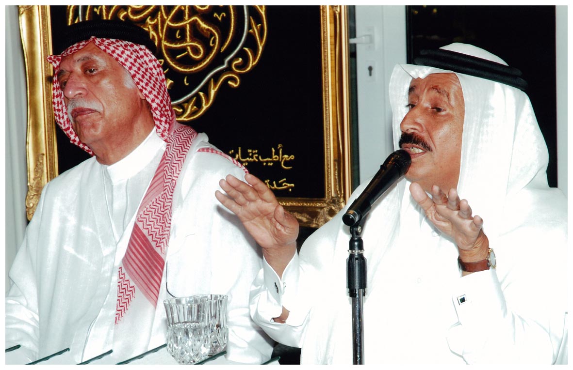 صورة 377: الدكتور عبد المحسن القحطاني، ثم الشيخ عبد المقصود خوجه 