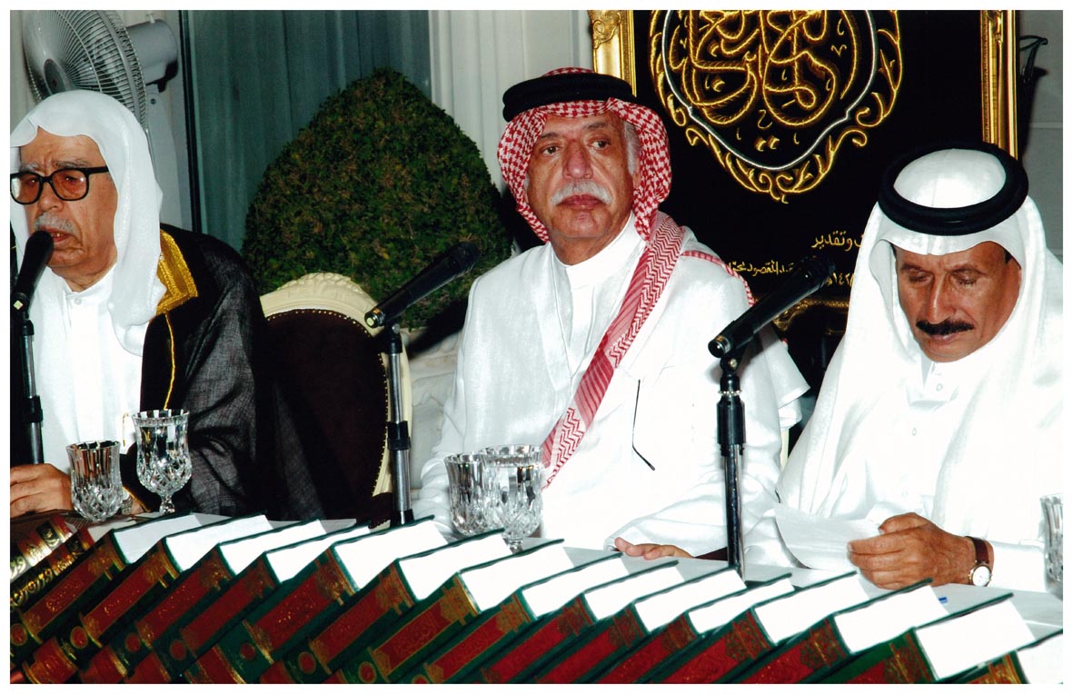 صورة 386: الدكتور عبد المحسن القحطاني، ثم الشيخ عبد المقصود خوجه، ثم الأستاذ عدنان محمد العوامي 