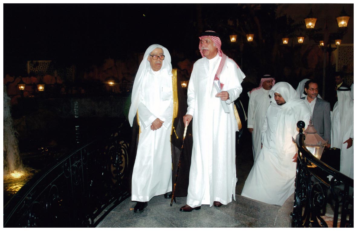 صورة 397: الشيخ عبد المقصود خوجه، ثم الأستاذ عدنان محمد العوامي، وفي الخلف () 