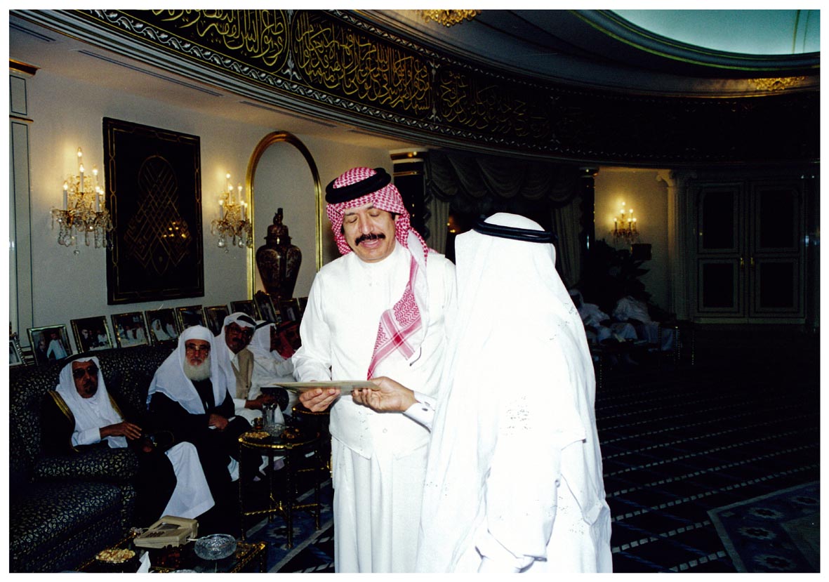 صورة 4904: الشيخ عبد المقصود خوجه، وجلوساً: الشيخ محمد علي الصابوني، والأستاذ علي أبو العلا 