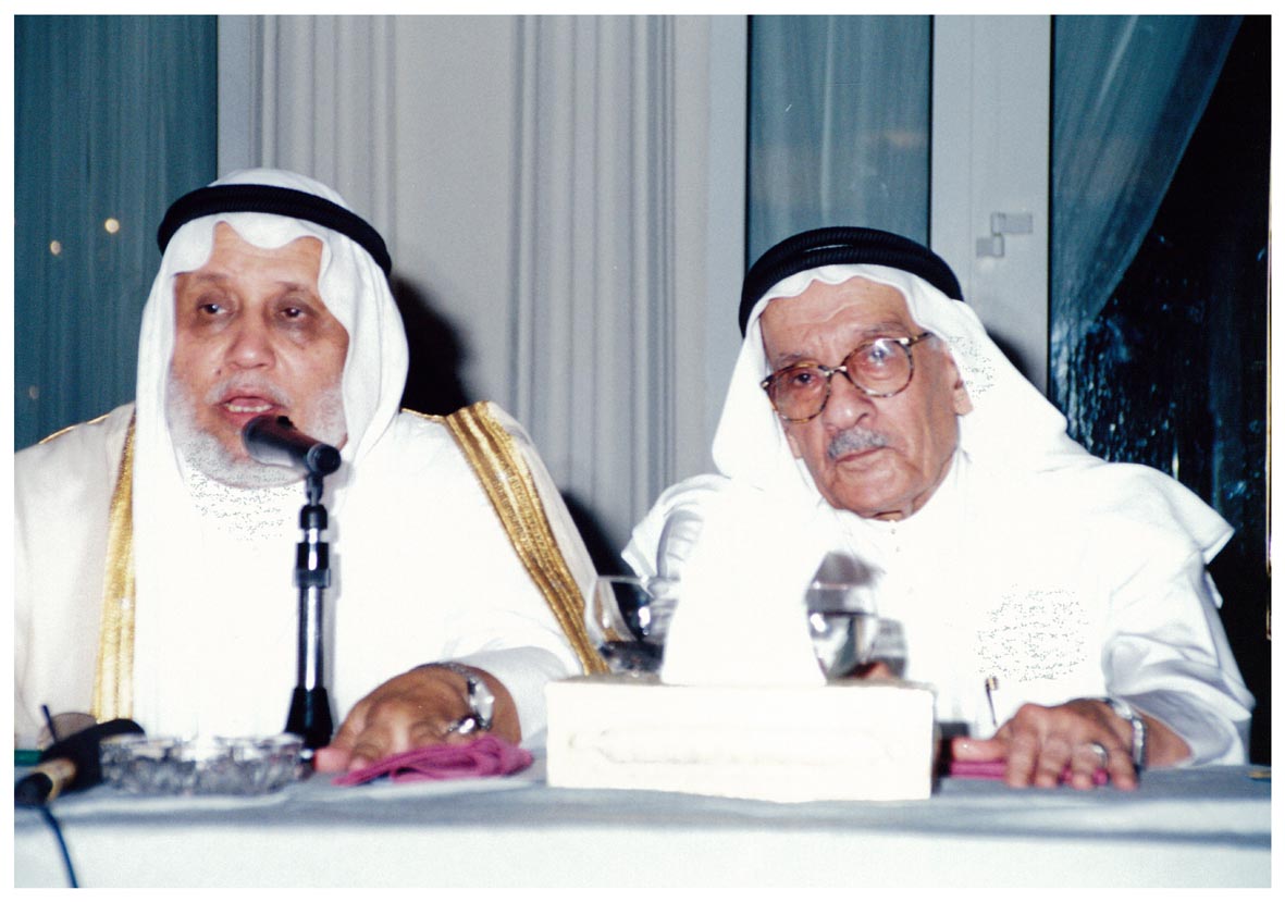 صورة 4962: الأستاذ حسن عبد الحي قزاز، معالي أ. د. محمد عبده يماني 