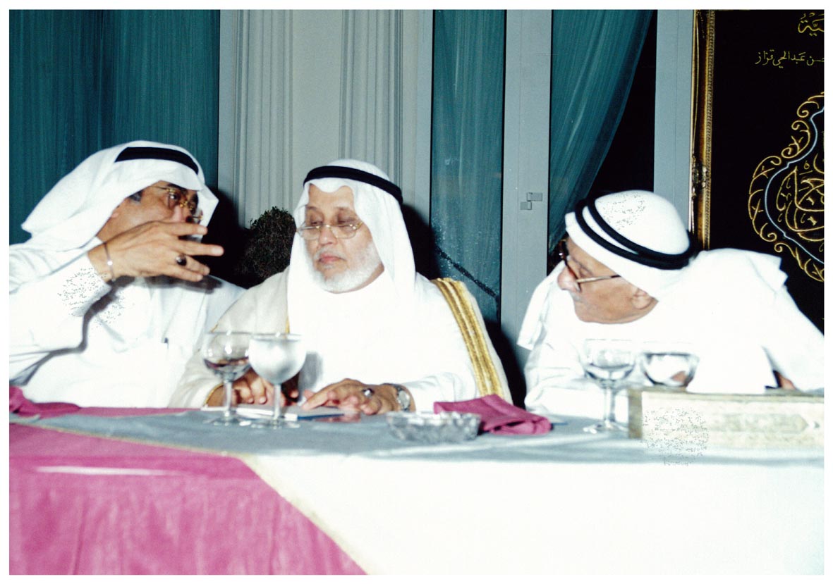 صورة 5015: الأستاذ حسن عبد الحي قزاز، معالي أ. د. محمد عبده يماني، الأستاذ عبد الله عمر خياط 