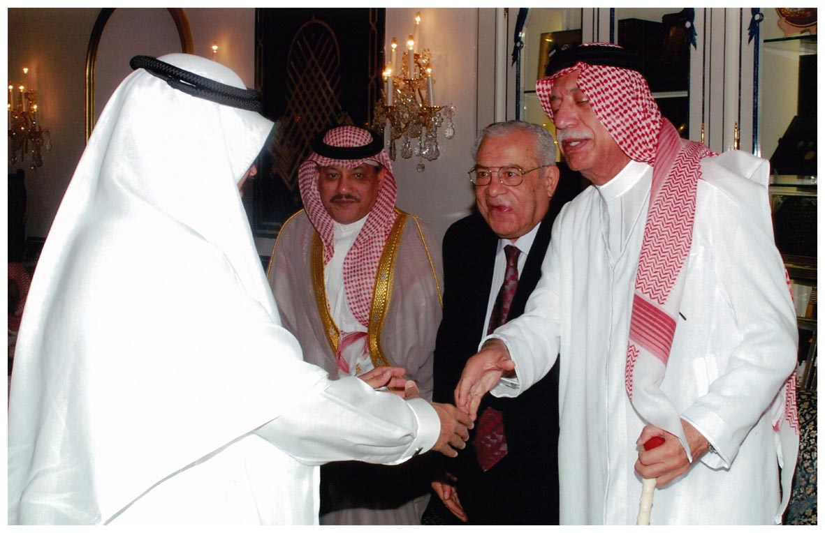 صورة 548: الشيخ عبد المقصود خوجه، ثم الدكتور بكري شيخ أمين، ثم الدكتور جميل مغربي 