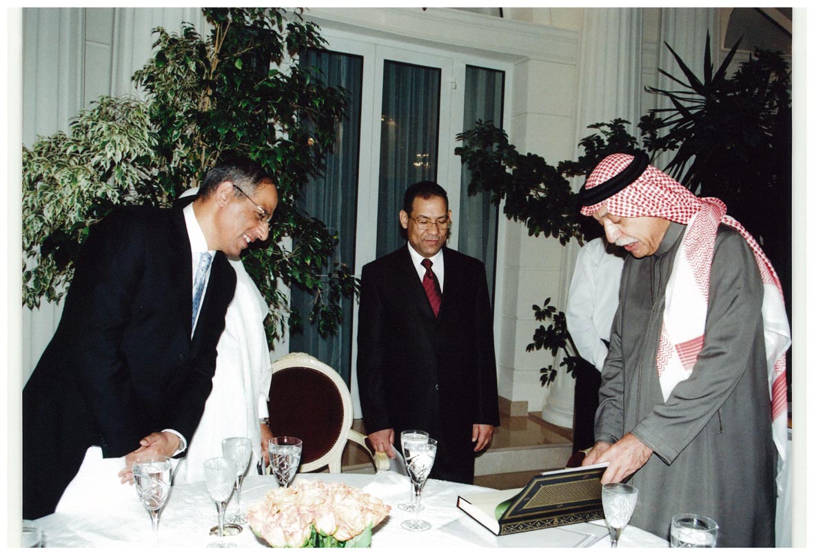 صورة 5999: الشيخ عبد المقصود خوجه، السفير عفيفي عبد الوهاب، الدكتور سليمان عبد المنعم 
