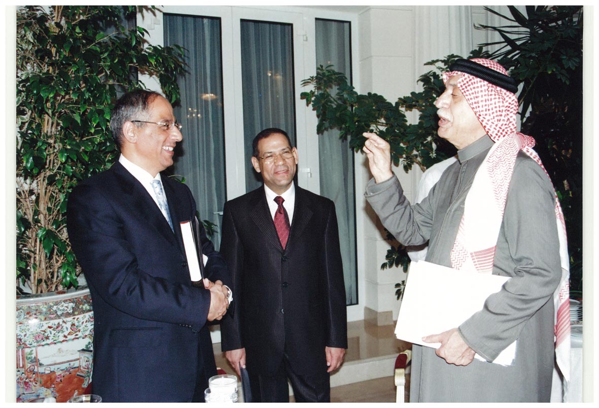 صورة 6005: الشيخ عبد المقصود خوجه، السفير عفيفي عبد الوهاب، الدكتور سليمان عبد المنعم 