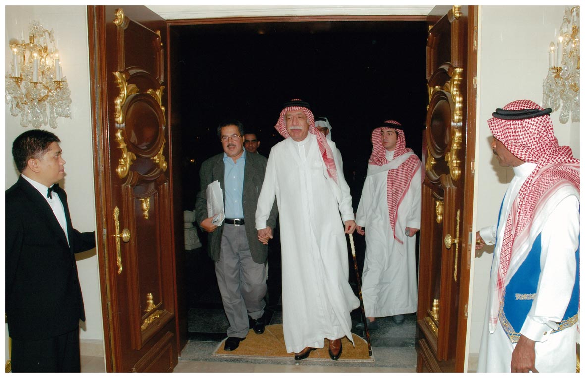 صورة 628: الشيخ عبد المقصود خوجه، ثم الأستاذ سيف الرحبي، وفي الخلف السيد إباء عبد المقصود خوجه 