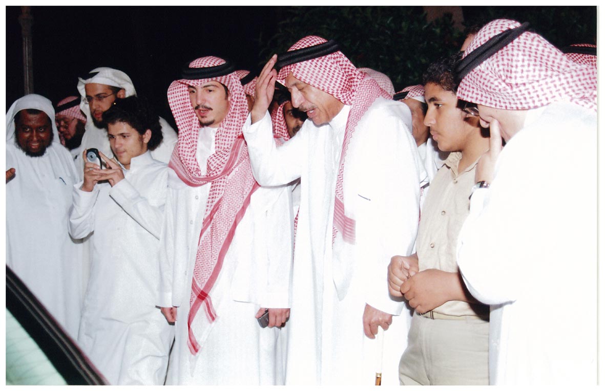 صورة 65: الشيخ عبد المقصود خوجه وبجانبه ابنه الأستاذ إيلاف وسط جمع من حضور الأمسية 