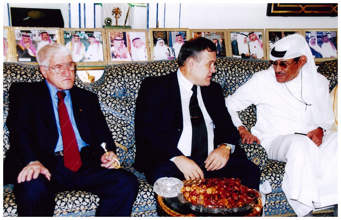 صورة 7132: الدكتور عبد الله مناع، السيد سيرجي كوزنتسوف، الدكتور أوليغ بيريسيبكين 