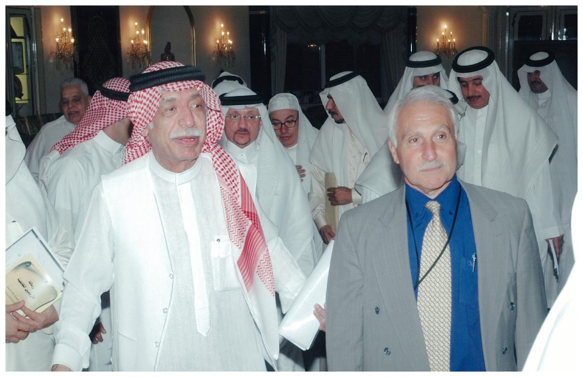 صورة 74: () فالشيخ عبد المقصود خوجه ويظهر خلفه سعادة الدكتور هاشم عبده هاشم 