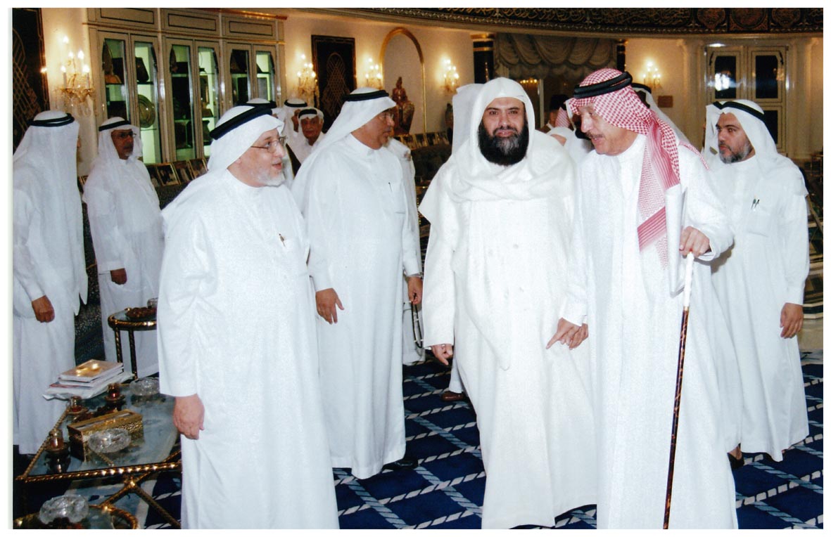 صورة 742: الشيخ عبد المقصود خوجه يتحدث إلى أحد الحضور وبجانبه الأستاذ ماجد سعيد رحمت الله 