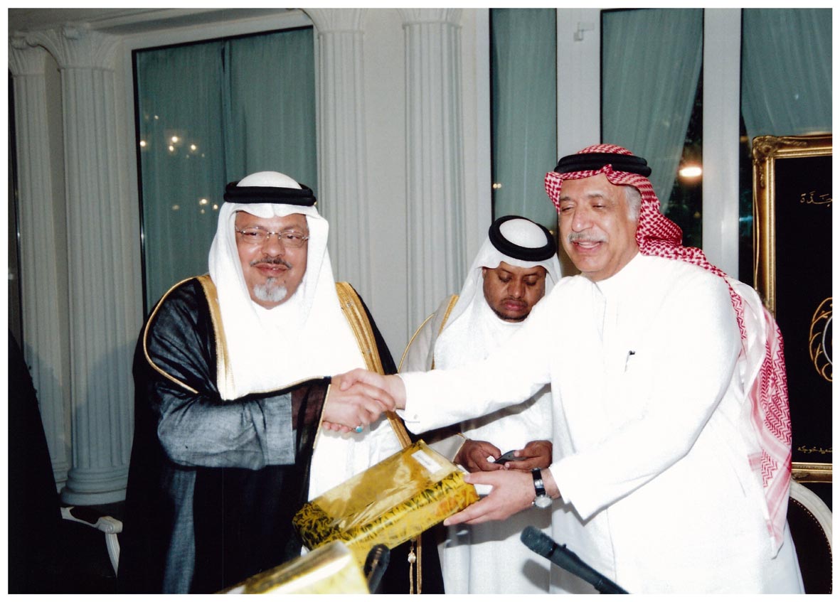 صورة 7428: الشيخ عبد المقصود خوجه، الأستاذ عبد الله الثقفي، الأستاذ عدنان عبد الله عريف 