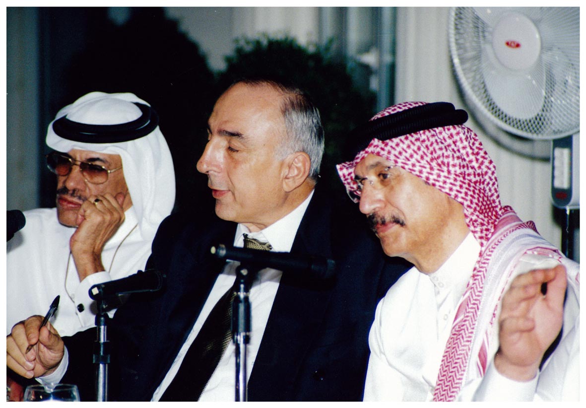 صورة 8042: الشيخ عبد المقصود خوجه، الأستاذ سمير عطا الله، الدكتور عبد الله مناع 