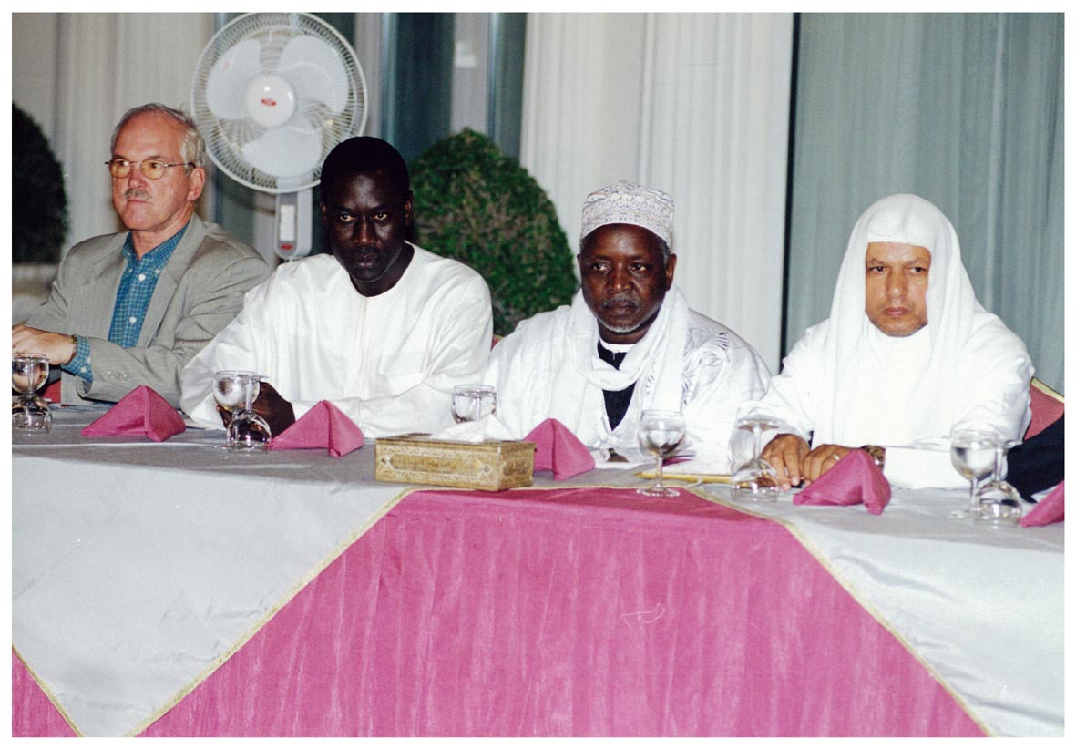 صورة 8137: الدكتور صابر عبد الدايم، القنصل السنغالي محمد الأمين نياسي، الأستاذ فاضل غي، () 